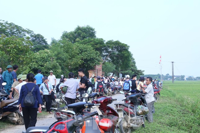 Vụ phản đối sáp nhập trường ở Nghệ An: Chính quyền huyện đối thoại với phụ huynh - Ảnh 2.