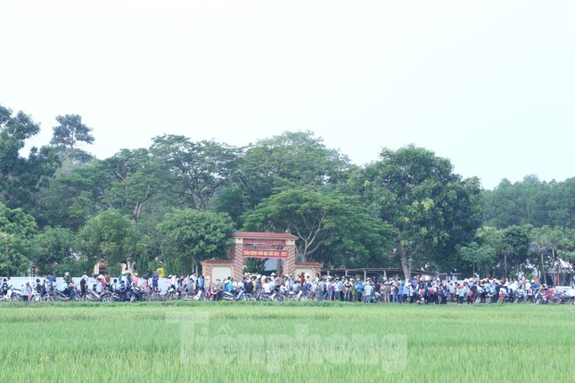 Vụ phản đối sáp nhập trường ở Nghệ An: Chính quyền huyện đối thoại với phụ huynh - Ảnh 1.