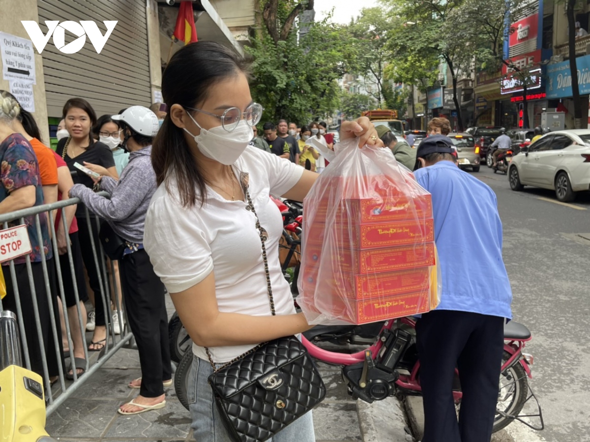 Dòng người xếp hàng mua bánh Trung thu truyền thống trên phố Thụy Khuê, Hà Nội - Ảnh 10.