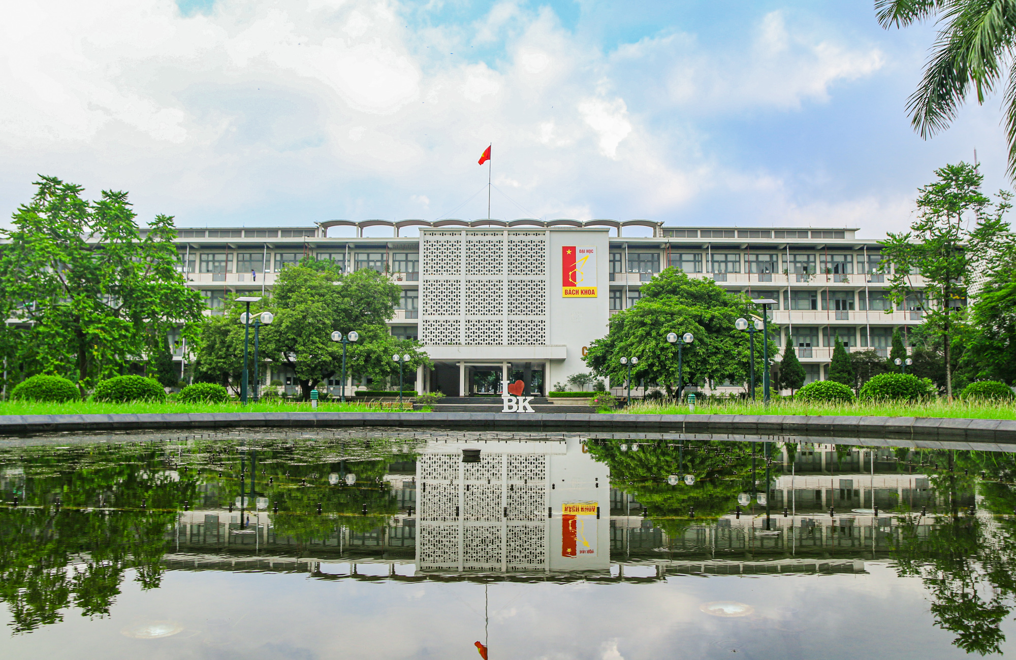 Trường đại học rộng nhất trung tâm Hà Nội, sinh viên phải tra bản đồ để tìm đường - Ảnh 1.