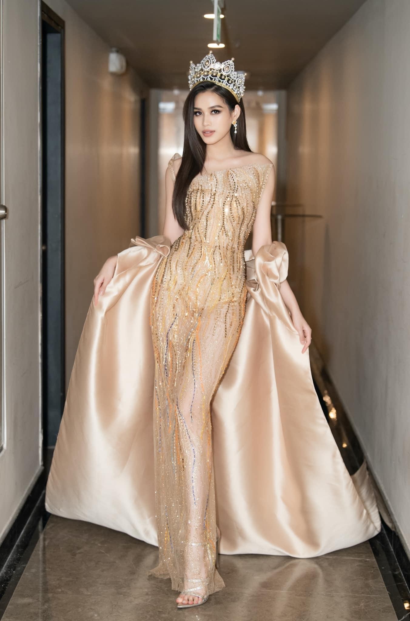 Đỗ Thị Hà diện váy vàng gold đẹp tựa 'nữ thần', Á hậu Phương Anh mặc váy cut-out táo bạo - Ảnh 1.