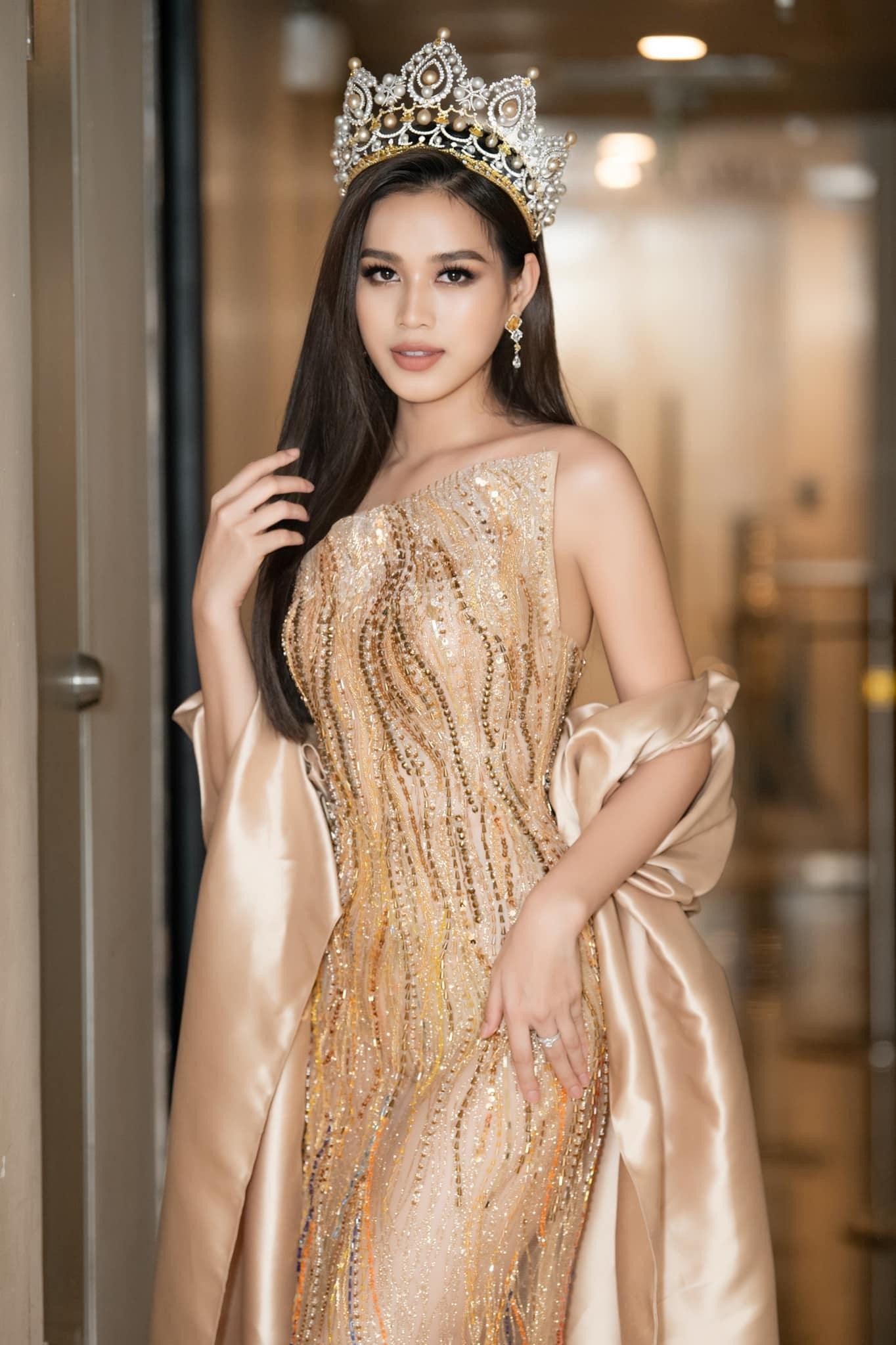 Đỗ Thị Hà diện váy vàng gold đẹp tựa 'nữ thần', Á hậu Phương Anh mặc váy cut-out táo bạo - Ảnh 2.
