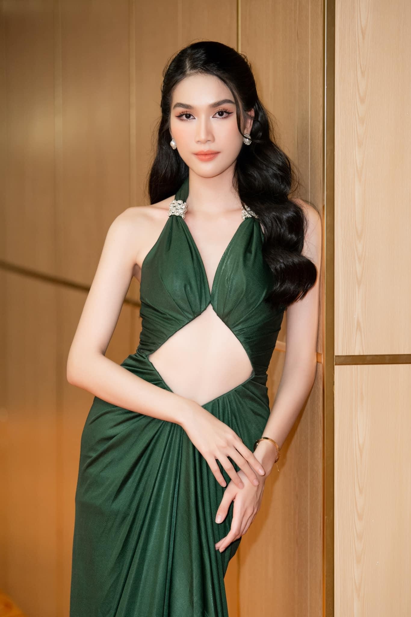 Đỗ Thị Hà diện váy vàng gold đẹp tựa 'nữ thần', Á hậu Phương Anh mặc váy cut-out táo bạo - Ảnh 3.