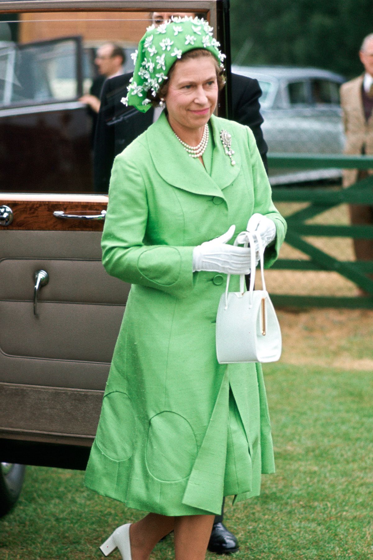 Bí mật đằng sau gu ăn mặc quyền lực của Nữ hoàng Anh suốt 70 năm trị vì - Ảnh 6.