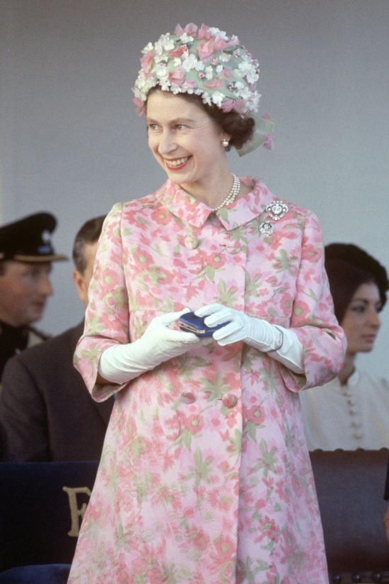 Bí mật đằng sau gu ăn mặc quyền lực của Nữ hoàng Anh suốt 70 năm trị vì - Ảnh 10.