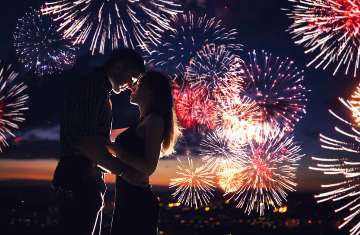 Truyền thống trao nụ hôn năm mới: Người bạn hôn có thể quyết định &quot;vận hạn&quot; cho cả năm - Ảnh 3.