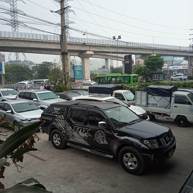 Hà Nội: Loạt trung tâm đăng kiểm đóng cửa, tài xế đổ dồn xếp hàng từ 3 giờ sáng - Ảnh 4. Hà Nội: Loạt trung tâm đăng kiểm đóng cửa, tài xế đổ dồn xếp hàng từ 3 giờ sáng - Ảnh 4.