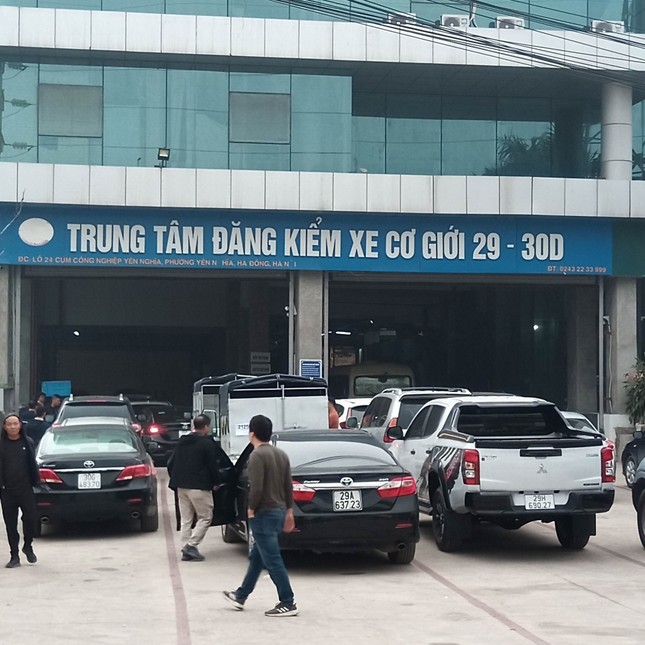 Hà Nội: Loạt trung tâm đăng kiểm đóng cửa, tài xế đổ dồn xếp hàng từ 3 giờ sáng - Ảnh 2. Hà Nội: Loạt trung tâm đăng kiểm đóng cửa, tài xế đổ dồn xếp hàng từ 3 giờ sáng - Ảnh 2.