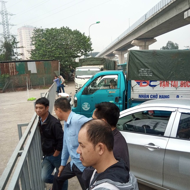 Hà Nội: Loạt trung tâm đăng kiểm đóng cửa, tài xế đổ dồn xếp hàng từ 3 giờ sáng - Ảnh 3. Hà Nội: Loạt trung tâm đăng kiểm đóng cửa, tài xế đổ dồn xếp hàng từ 3 giờ sáng - Ảnh 3.