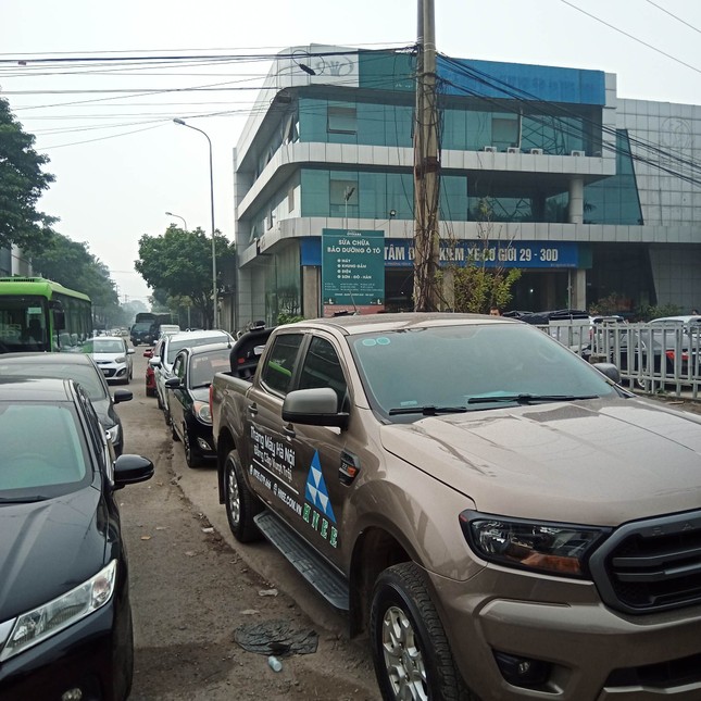 Hà Nội: Loạt trung tâm đăng kiểm đóng cửa, tài xế đổ dồn xếp hàng từ 3 giờ sáng - Ảnh 1. Hà Nội: Loạt trung tâm đăng kiểm đóng cửa, tài xế đổ dồn xếp hàng từ 3 giờ sáng - Ảnh 1.