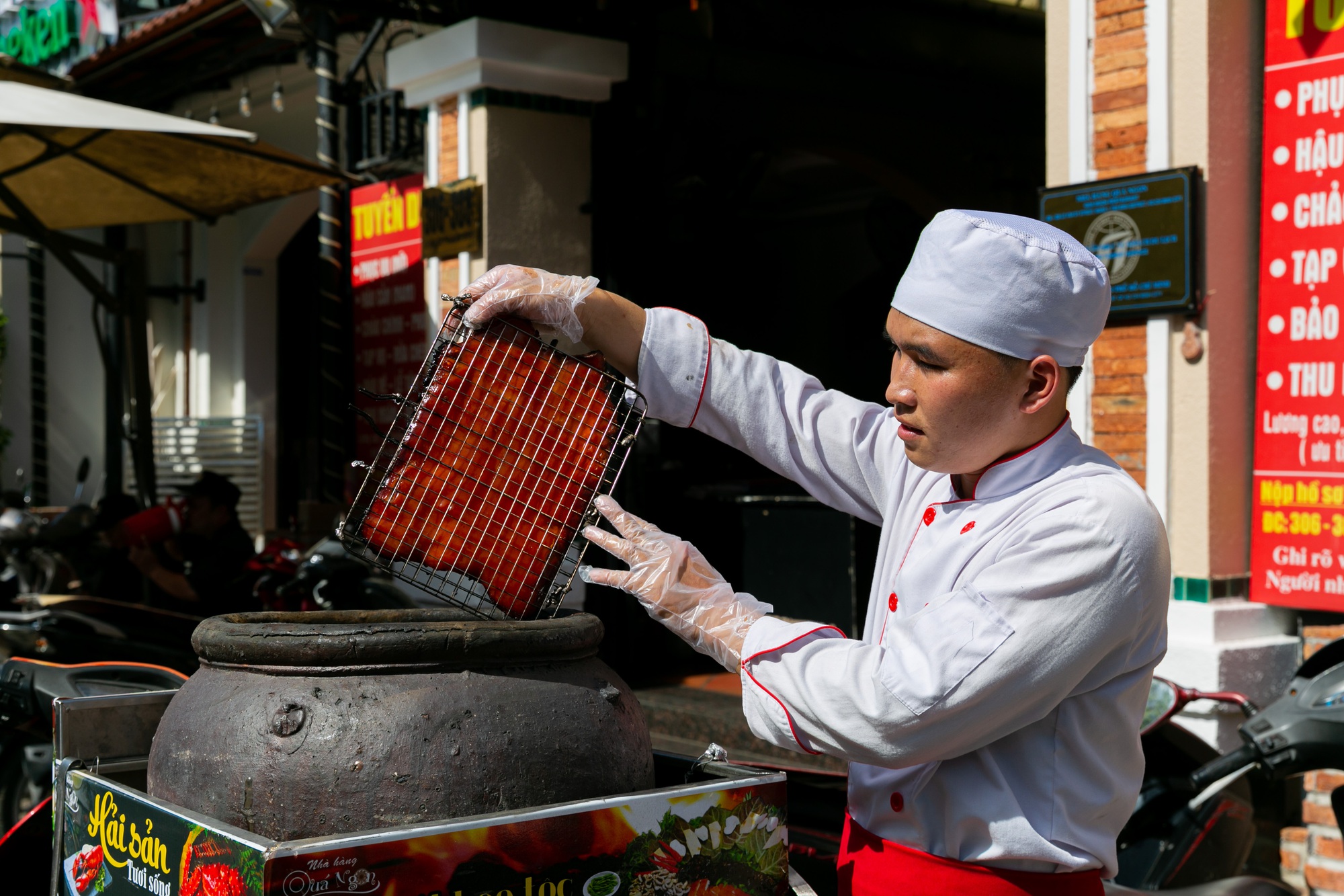 Cuối năm thích tiệc tùng tổng kết nhưng lười ra nhà hàng, nhiều gia đình gọi hẳn đầu bếp chở lu nướng đến tận nhà - Ảnh 4. Món heo quay lu chặt mẹt chở tận nơi tại Sài Gòn