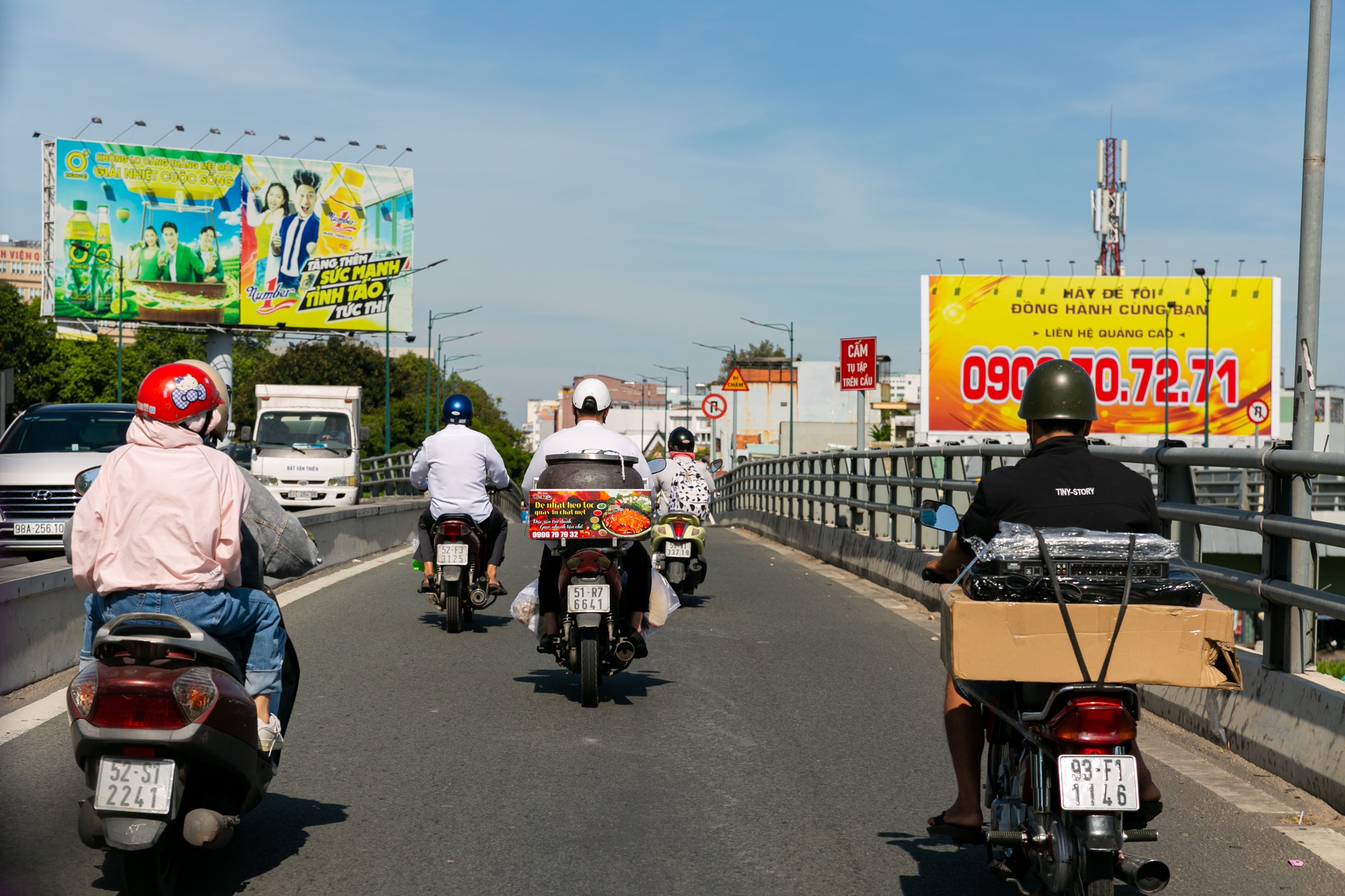 Món heo quay lu chặt mẹt chở tận nơi tại Sài Gòn