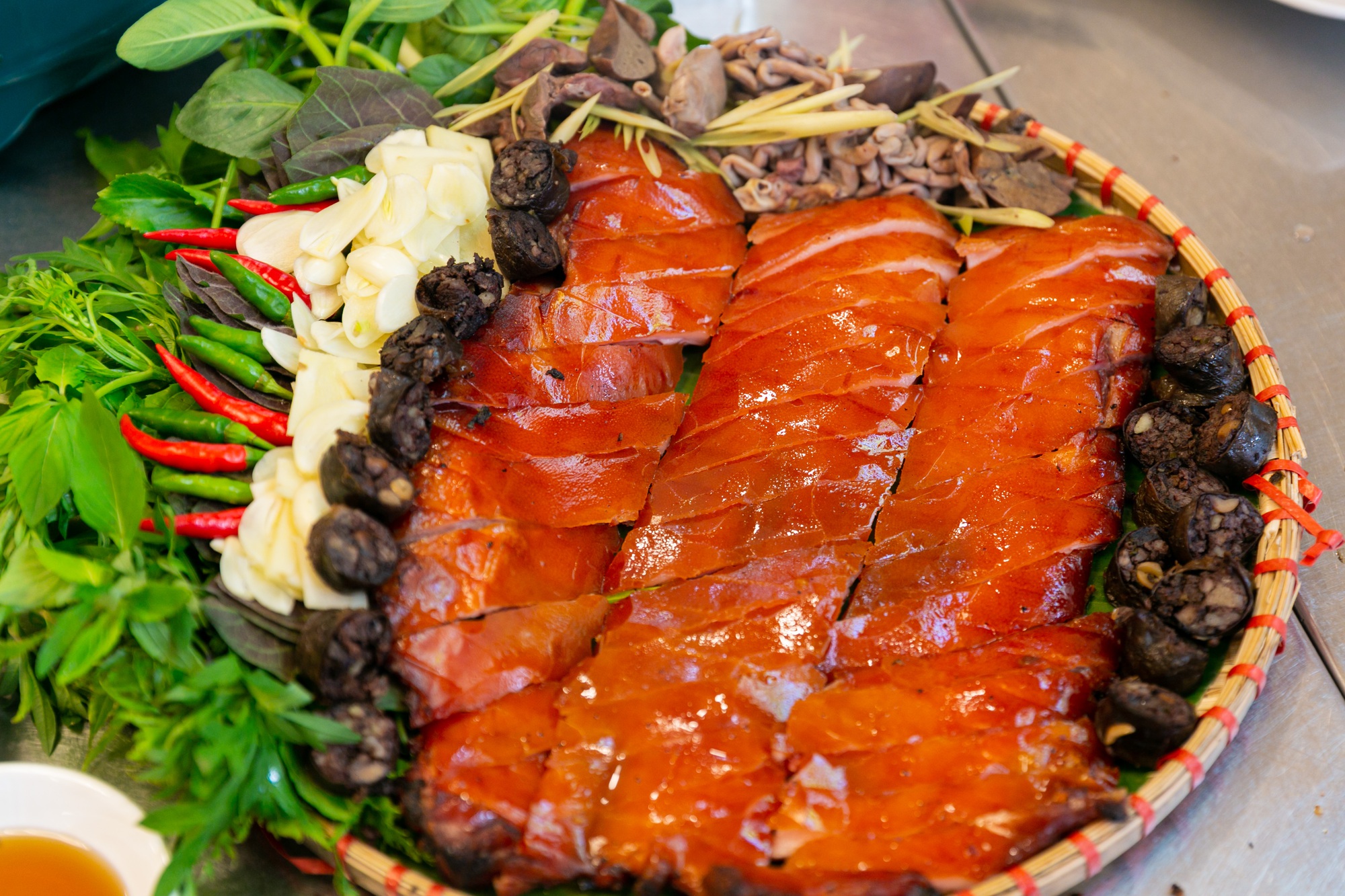 Cuối năm thích tiệc tùng tổng kết nhưng lười ra nhà hàng, nhiều gia đình gọi hẳn đầu bếp chở lu nướng đến tận nhà - Ảnh 7. Món heo quay lu chặt mẹt chở tận nơi tại Sài Gòn