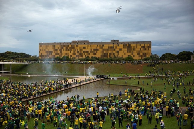Chính biến Brazil: Cựu Tổng thống Bolsonaro nhập viện, 1.500 người bị bắt giữ - Ảnh 1.