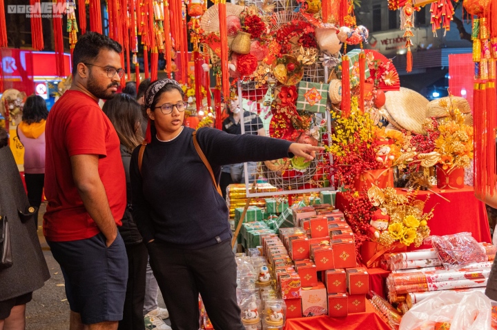 Người Hà Nội sắm Tết khuya, phố Hàng Mã nhộn nhịp, rực rỡ đến đêm - Ảnh 12.