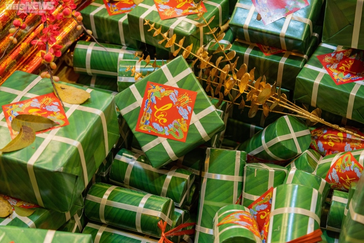 Người Hà Nội sắm Tết khuya, phố Hàng Mã nhộn nhịp, rực rỡ đến đêm - Ảnh 8. Người Hà Nội sắm Tết khuya, phố Hàng Mã nhộn nhịp, rực rỡ đến đêm - Ảnh 8.