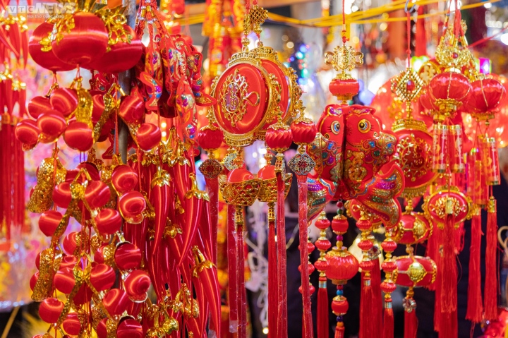 Người Hà Nội sắm Tết khuya, phố Hàng Mã nhộn nhịp, rực rỡ đến đêm - Ảnh 9. Người Hà Nội sắm Tết khuya, phố Hàng Mã nhộn nhịp, rực rỡ đến đêm - Ảnh 9.