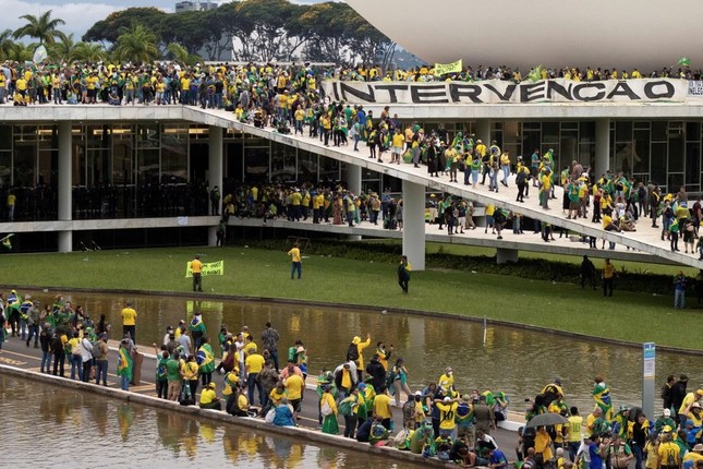 Chính biến Brazil: Cựu Tổng thống Bolsonaro nhập viện, 1.500 người bị bắt giữ - Ảnh 2.