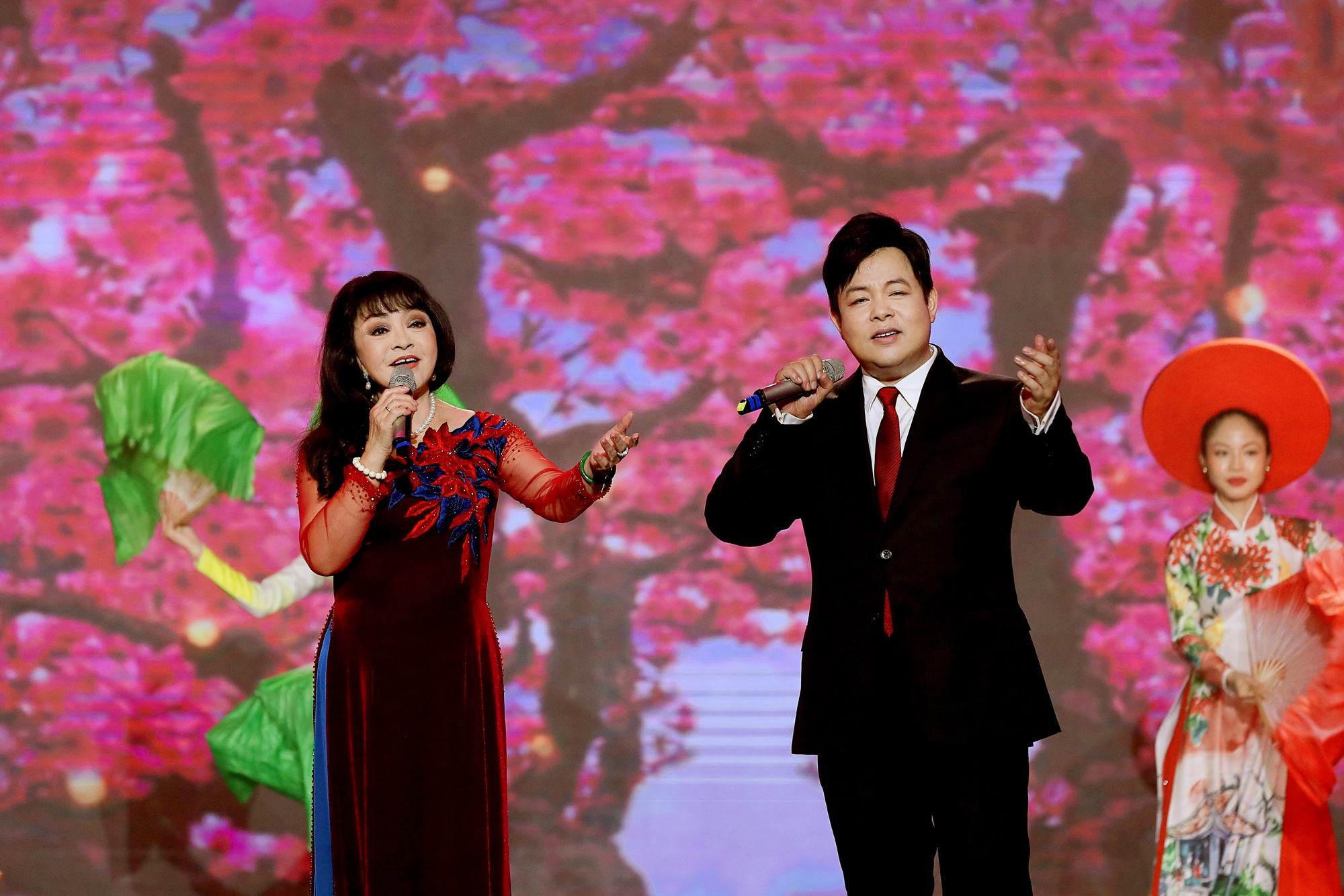 Hoài Linh lại giả gái trong live show của Quang Lê - Ảnh 3.