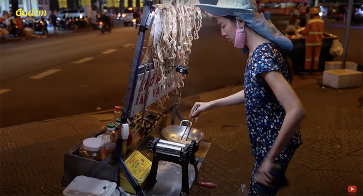 Hoa hậu Thùy Tiên mặc đồ bộ bán khô mực đêm Sài Gòn - Ảnh 2.