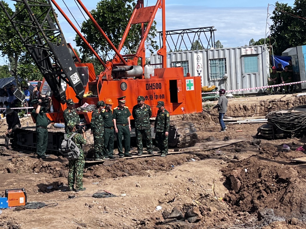 CHÙM ẢNH: 11 ngày đêm nỗ lực đưa bé trai lọt vào trụ bê-tông ở Đồng Tháp lên mặt đất - Ảnh 5. CHÙM ẢNH: 11 ngày đêm nỗ lực đưa bé trai lọt vào trụ bê-tông ở Đồng Tháp lên mặt đất - Ảnh 5.