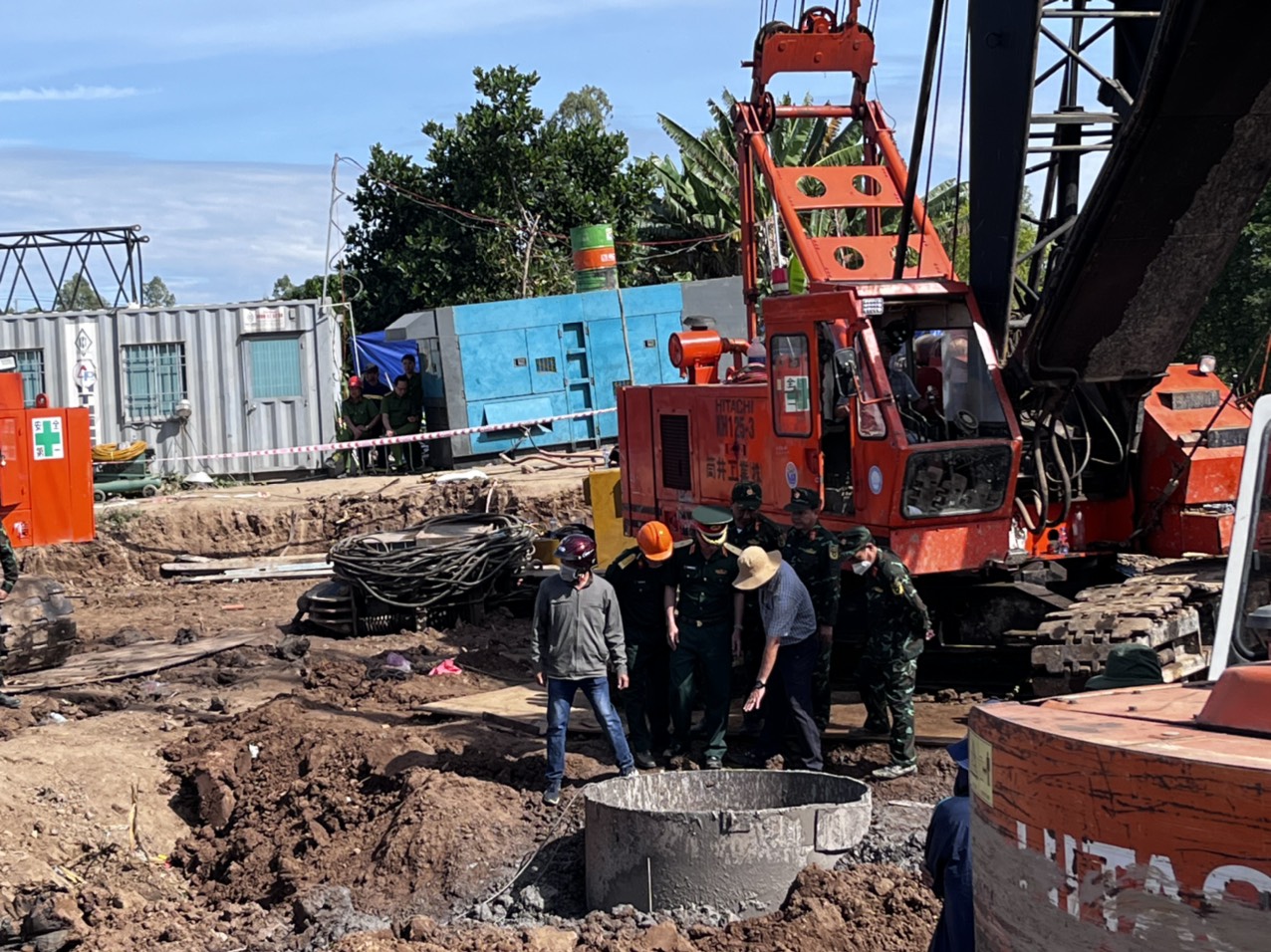 CHÙM ẢNH: 11 ngày đêm nỗ lực đưa bé trai lọt vào trụ bê-tông ở Đồng Tháp lên mặt đất - Ảnh 6. CHÙM ẢNH: 11 ngày đêm nỗ lực đưa bé trai lọt vào trụ bê-tông ở Đồng Tháp lên mặt đất - Ảnh 6.