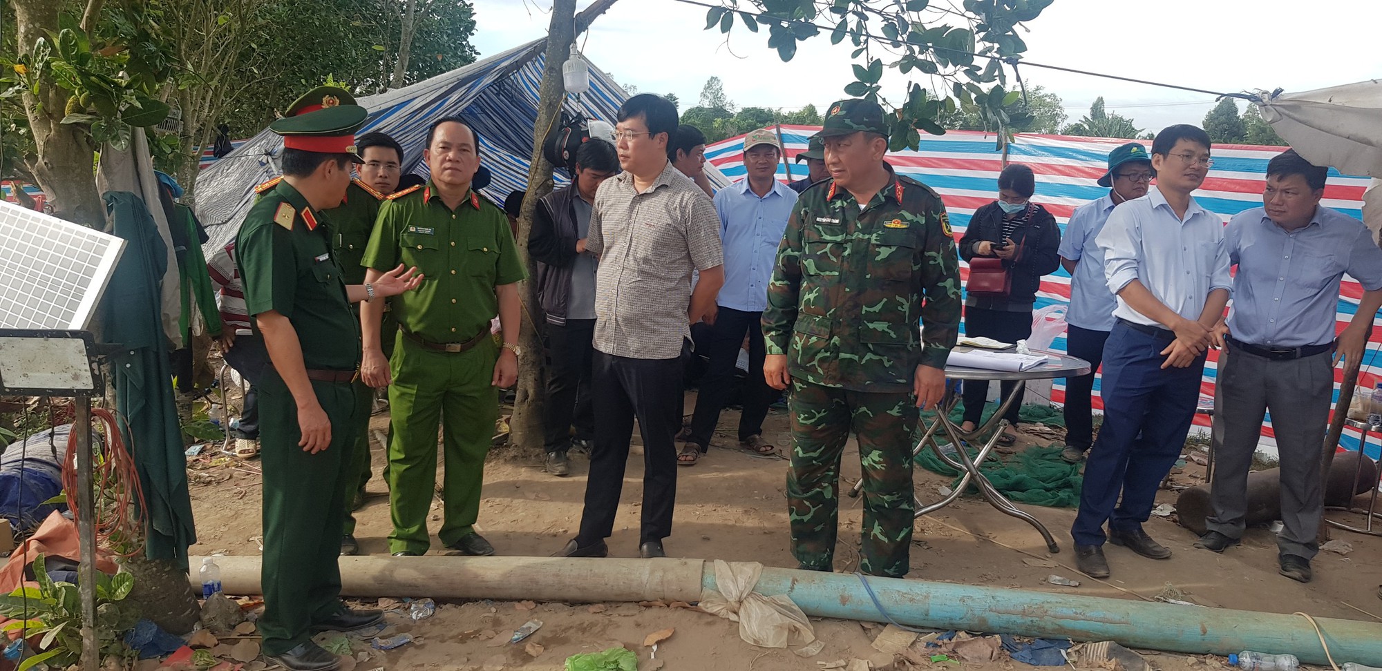 CHÙM ẢNH: 11 ngày đêm nỗ lực đưa bé trai lọt vào trụ bê-tông ở Đồng Tháp lên mặt đất - Ảnh 7. CHÙM ẢNH: 11 ngày đêm nỗ lực đưa bé trai lọt vào trụ bê-tông ở Đồng Tháp lên mặt đất - Ảnh 7.