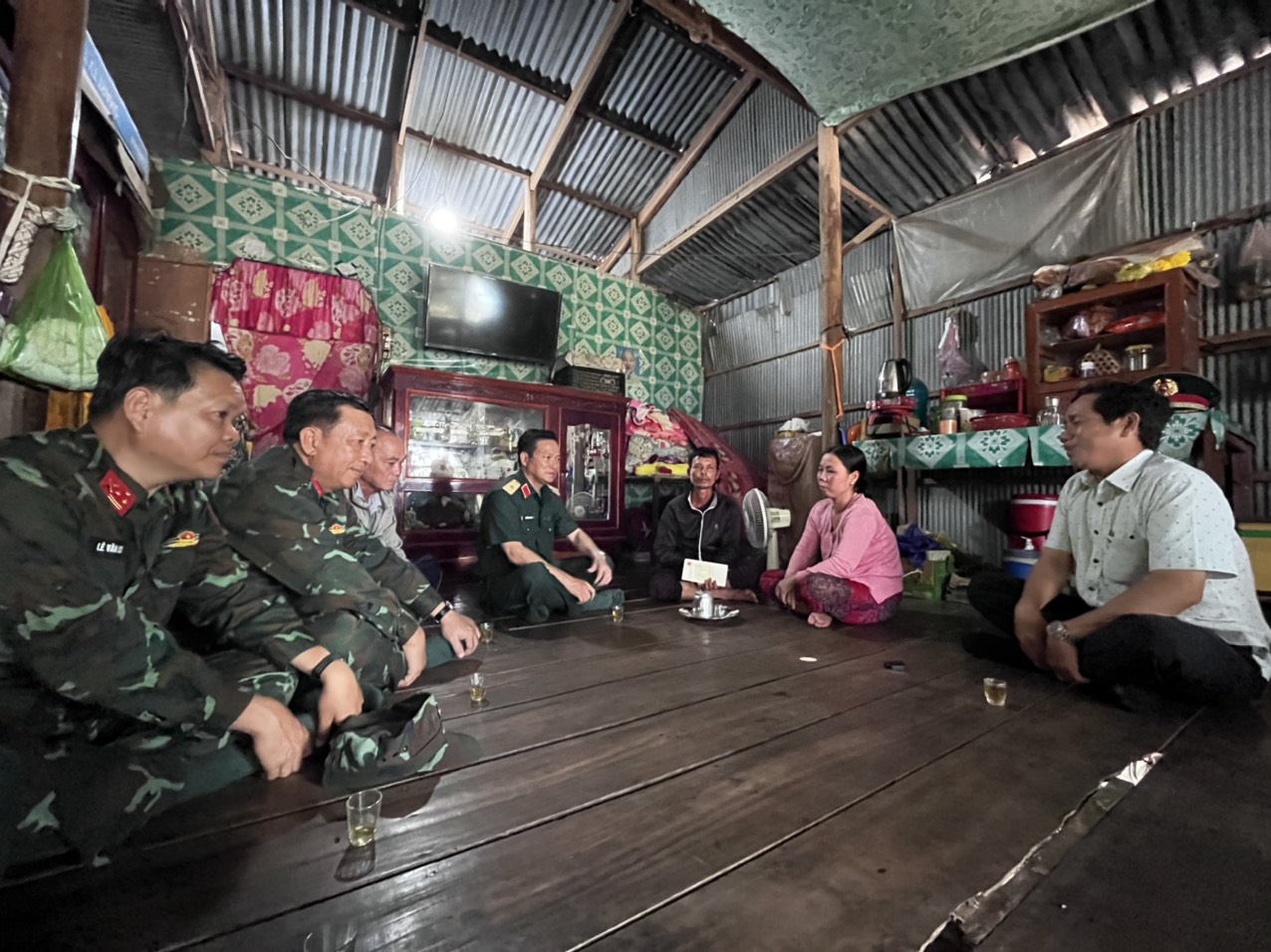 CHÙM ẢNH: 11 ngày đêm nỗ lực đưa bé trai lọt vào trụ bê-tông ở Đồng Tháp lên mặt đất - Ảnh 9. CHÙM ẢNH: 11 ngày đêm nỗ lực đưa bé trai lọt vào trụ bê-tông ở Đồng Tháp lên mặt đất - Ảnh 9.