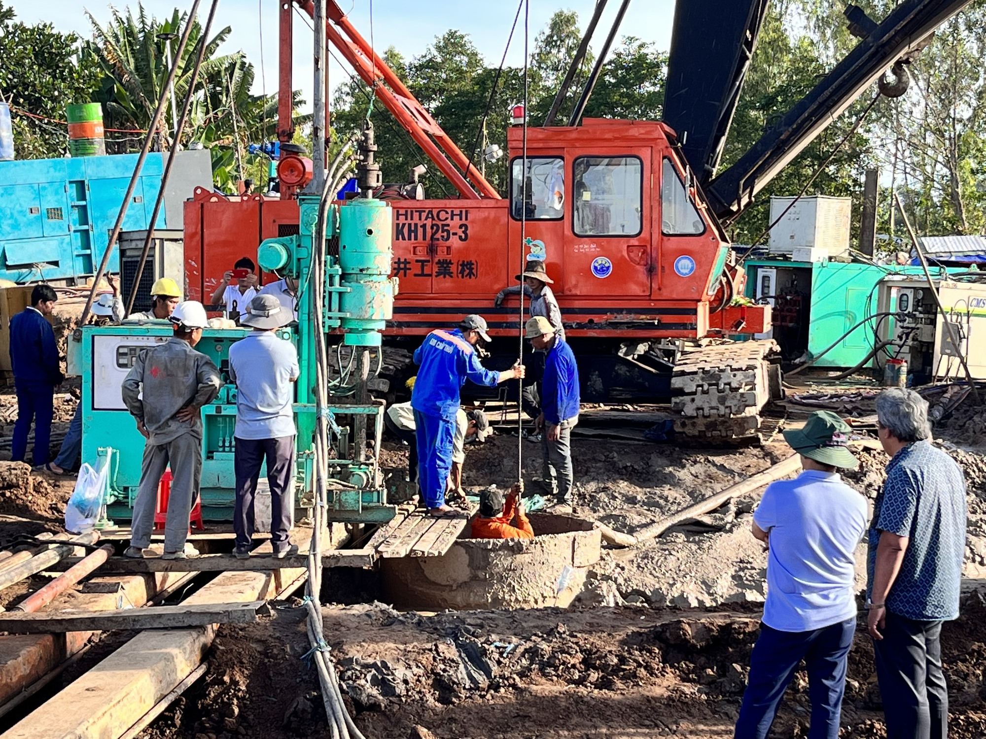 CHÙM ẢNH: 11 ngày đêm nỗ lực đưa bé trai lọt vào trụ bê-tông ở Đồng Tháp lên mặt đất - Ảnh 22. CHÙM ẢNH: 11 ngày đêm nỗ lực đưa bé trai lọt vào trụ bê-tông ở Đồng Tháp lên mặt đất - Ảnh 22.