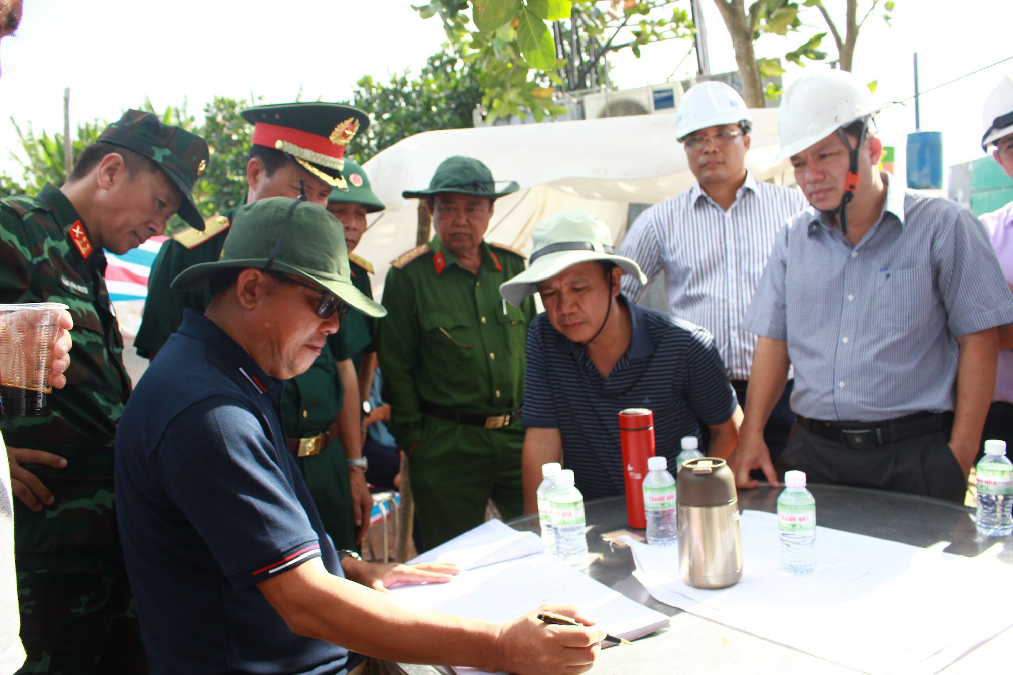CHÙM ẢNH: 11 ngày đêm nỗ lực đưa bé trai lọt vào trụ bê-tông ở Đồng Tháp lên mặt đất - Ảnh 17. CHÙM ẢNH: 11 ngày đêm nỗ lực đưa bé trai lọt vào trụ bê-tông ở Đồng Tháp lên mặt đất - Ảnh 17.