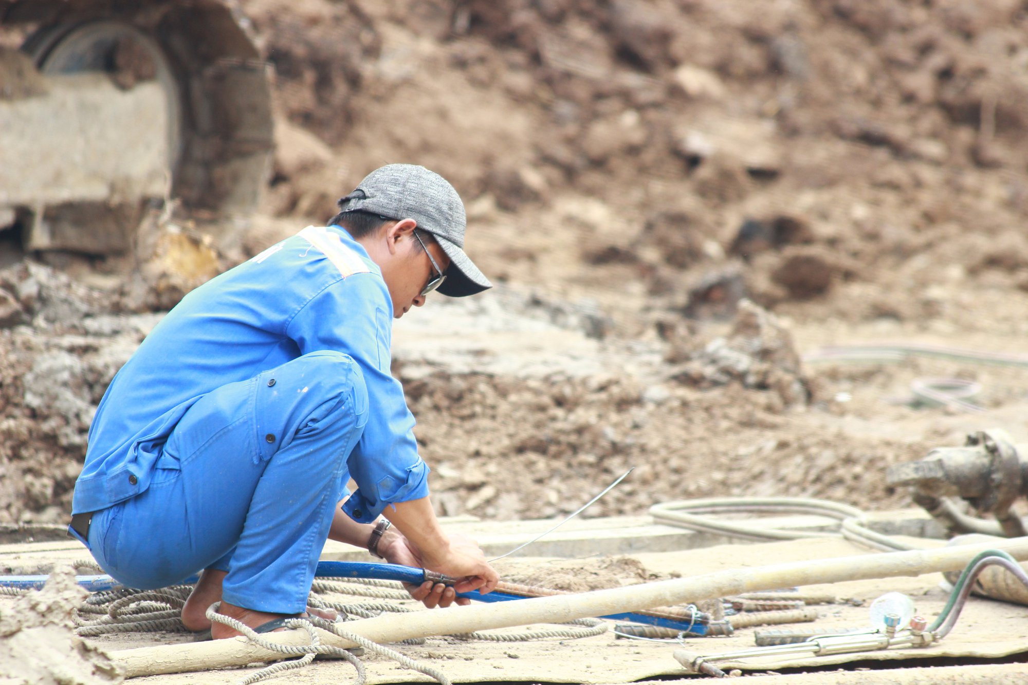 CHÙM ẢNH: 11 ngày đêm nỗ lực đưa bé trai lọt vào trụ bê-tông ở Đồng Tháp lên mặt đất - Ảnh 19. CHÙM ẢNH: 11 ngày đêm nỗ lực đưa bé trai lọt vào trụ bê-tông ở Đồng Tháp lên mặt đất - Ảnh 19.