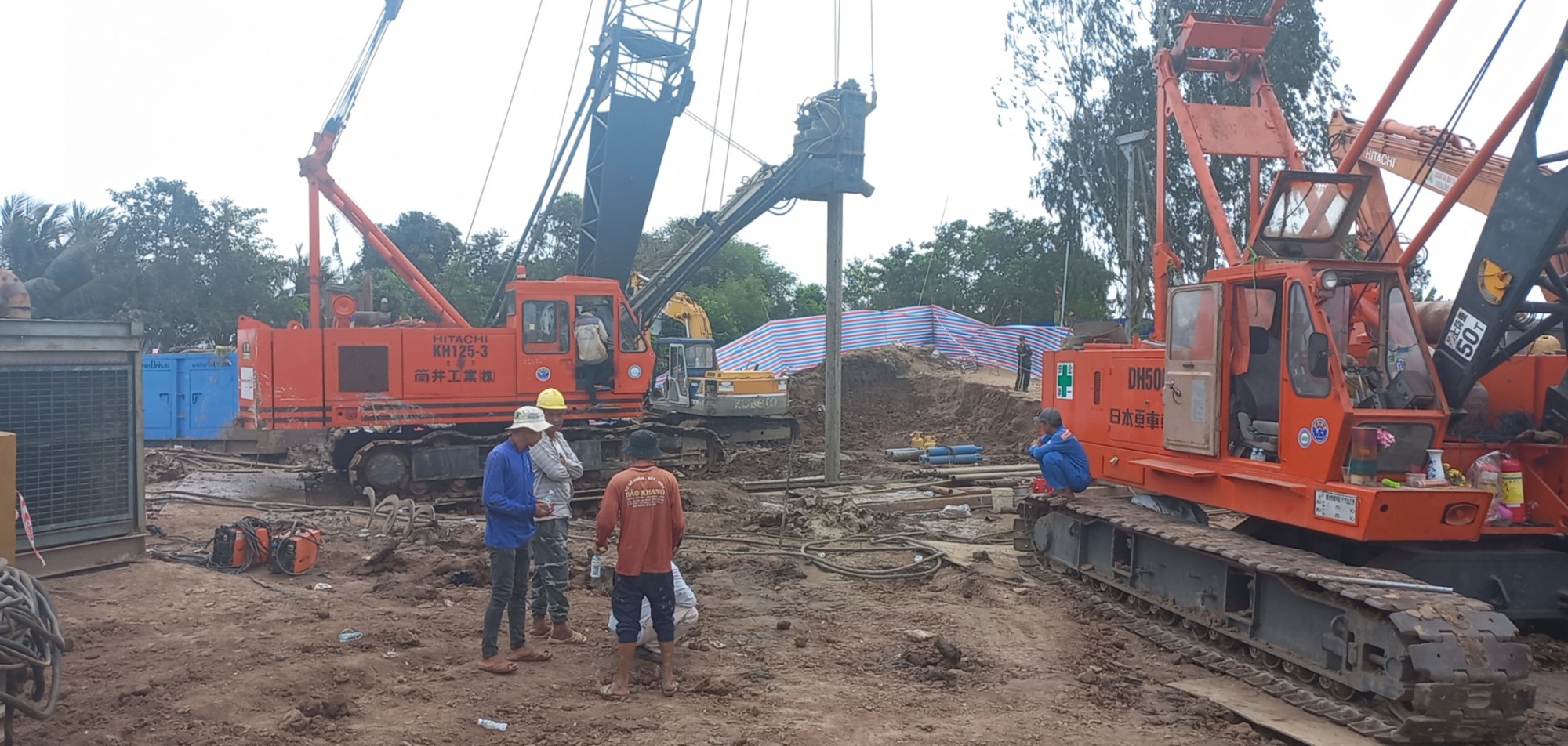 CHÙM ẢNH: 11 ngày đêm nỗ lực đưa bé trai lọt vào trụ bê-tông ở Đồng Tháp lên mặt đất - Ảnh 20. CHÙM ẢNH: 11 ngày đêm nỗ lực đưa bé trai lọt vào trụ bê-tông ở Đồng Tháp lên mặt đất - Ảnh 20.