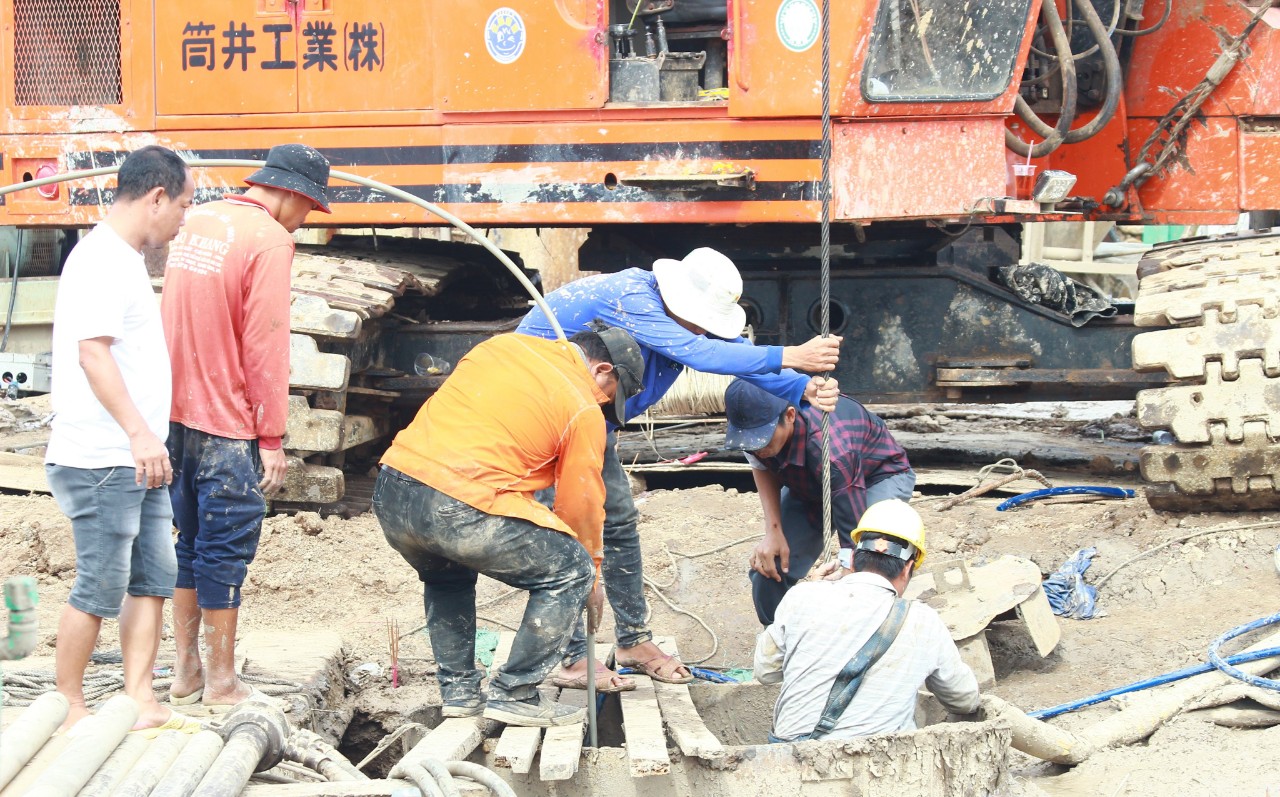 CHÙM ẢNH: 11 ngày đêm nỗ lực đưa bé trai lọt vào trụ bê-tông ở Đồng Tháp lên mặt đất - Ảnh 24. CHÙM ẢNH: 11 ngày đêm nỗ lực đưa bé trai lọt vào trụ bê-tông ở Đồng Tháp lên mặt đất - Ảnh 24.