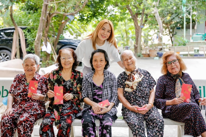 Sao Việt 11/1: Mỹ Tâm đẹp giản dị khi tới thăm viện dưỡng lão nghệ sĩ - Ảnh 1.