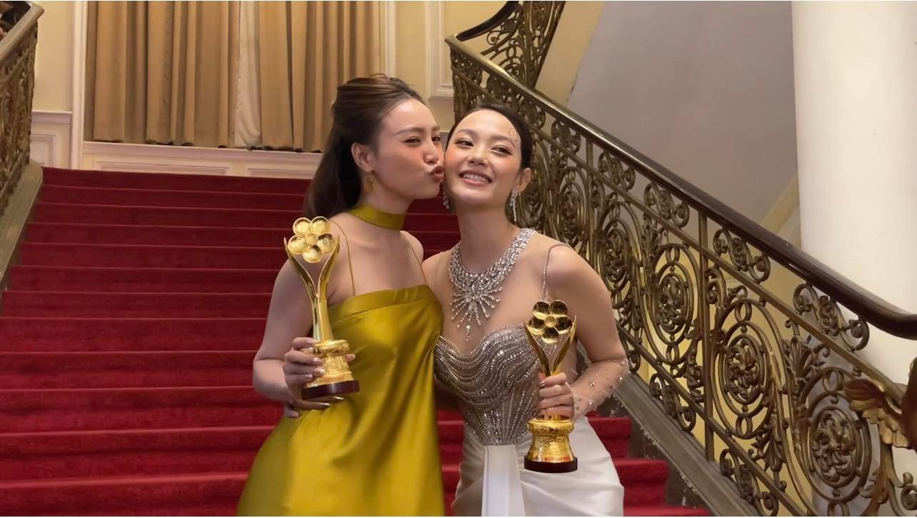 Ninh Dương Lan Ngọc và Minh Hằng hôn nhau thắm thiết ở hậu trường Lễ trao Giải Mai Vàng - Ảnh 2.