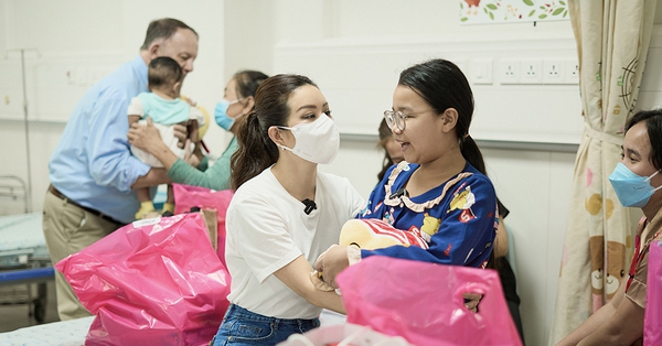 Hoa hậu Thu Hoài tặng quà trẻ em mắc bệnh tim bẩm sinh - Ảnh 2.