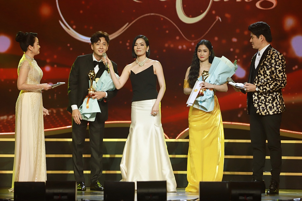 Ngô Kiến Huy nhận cú đúp Mai Vàng, Lan Ngọc lần thứ 3 nhận giải Nữ diễn viên được yêu thích nhất - Ảnh 2.