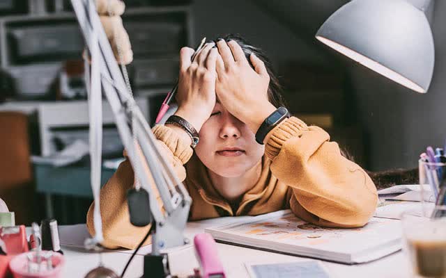 Kẻ thù lớn nhất cuộc đời bạn là chính bạn: 2 thứ khiến bạn luôn tự chỉ trích bản thân và đau khổ, sớm từ bỏ thì năm mới bước sang trang - Ảnh 2. Kẻ thù lớn nhất cuộc đời bạn là chính bạn: 2 thứ khiến bạn luôn tự chỉ trích bản thân và đau khổ, sớm từ bỏ thì năm mới bước sang trang - Ảnh 2.