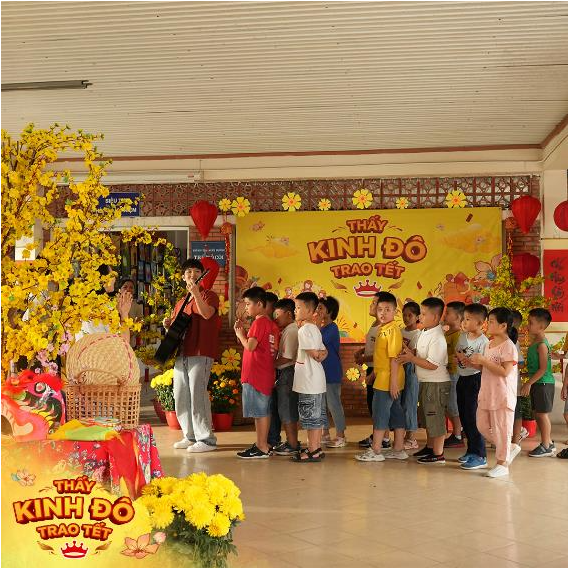 C&ugrave;ng Kinh Đ&ocirc; trao Tết đến với h&agrave;ng ngh&igrave;n trẻ em k&eacute;m may mắn - Ảnh 1.