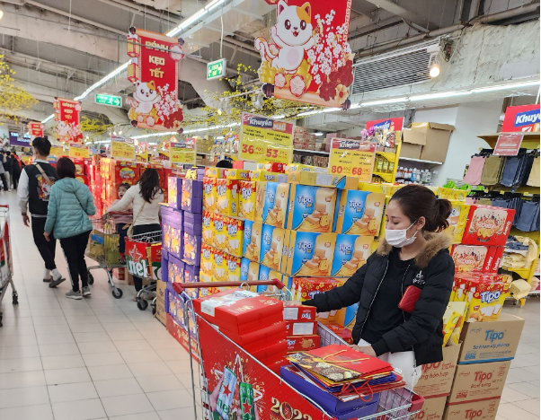 B&aacute;nh mứt kẹo Hữu Nghị &lsquo;h&uacute;t&rsquo; kh&aacute;ch dịp Tết 2023 - Ảnh 3.