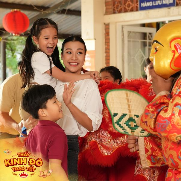 C&ugrave;ng Kinh Đ&ocirc; trao Tết đến với h&agrave;ng ngh&igrave;n trẻ em k&eacute;m may mắn - Ảnh 3.