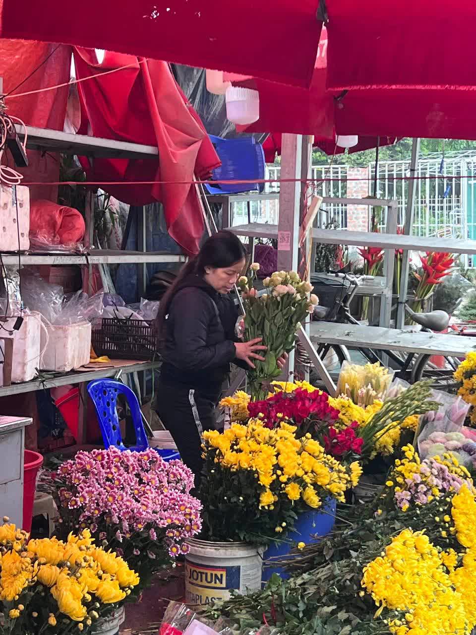 Mách bạn bí kíp mua hoa chợ Quảng Bá giá rẻ mà vẫn đẹp - Ảnh 6.