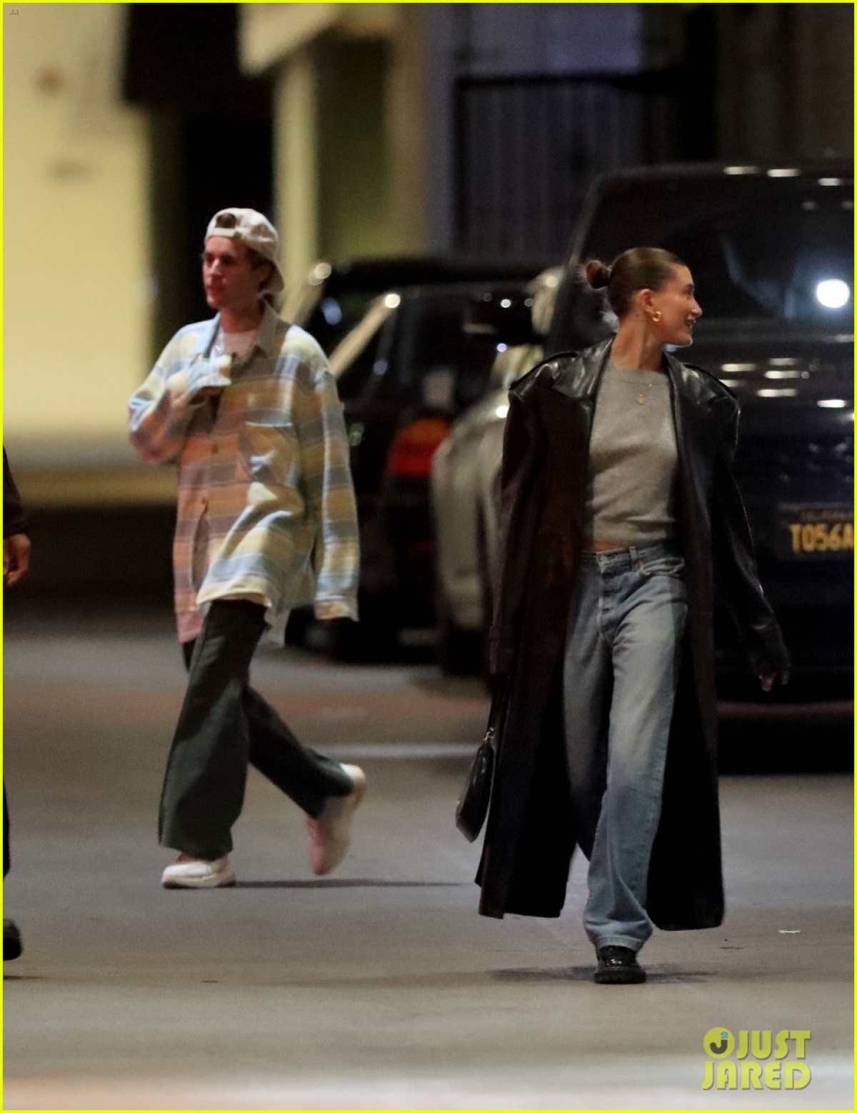 Justin Bieber mặc đồ luộm thuộm đi ăn tối cùng vợ - Ảnh 1.
