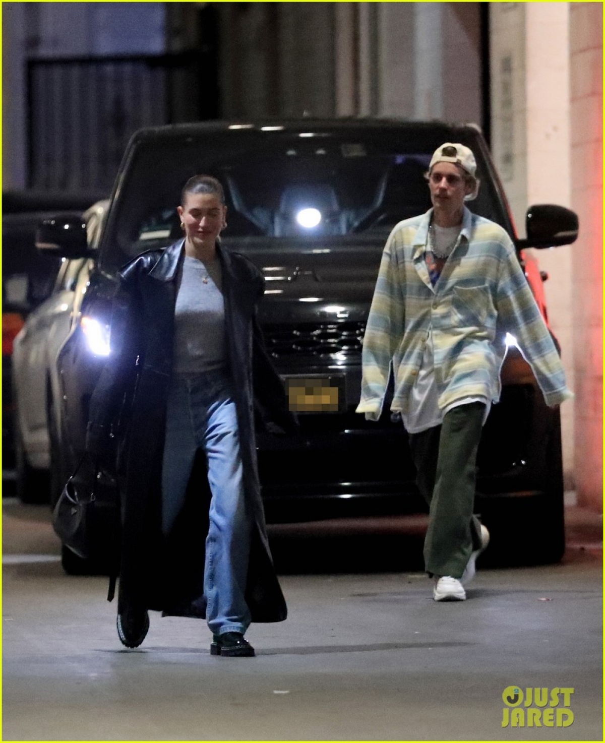 Justin Bieber mặc đồ luộm thuộm đi ăn tối cùng vợ - Ảnh 2.