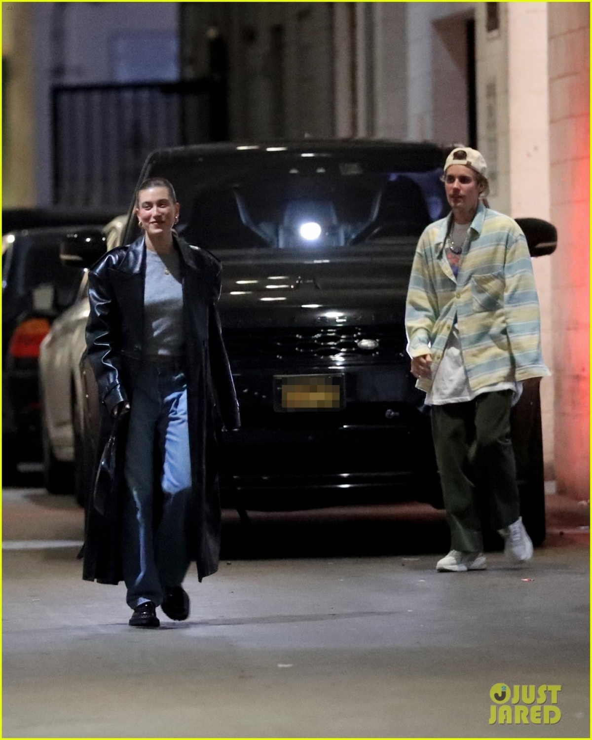Justin Bieber mặc đồ luộm thuộm đi ăn tối cùng vợ - Ảnh 3.