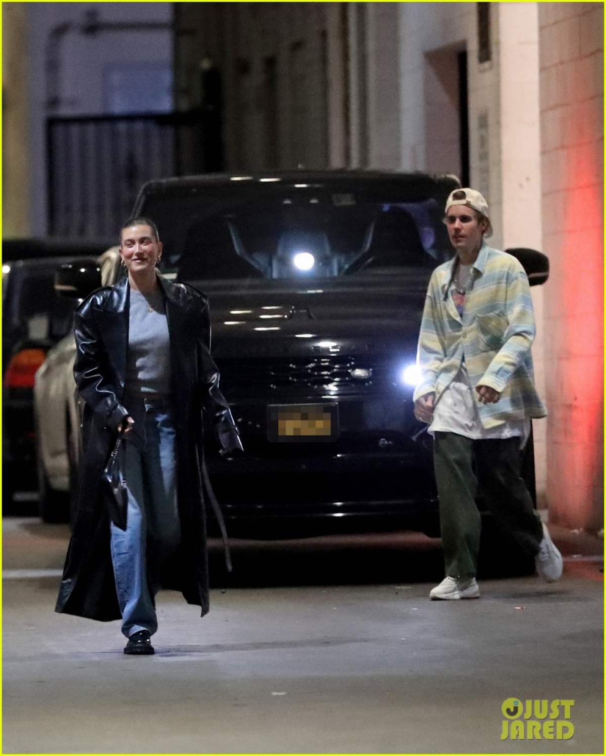 Justin Bieber mặc đồ luộm thuộm đi ăn tối cùng vợ - Ảnh 5.