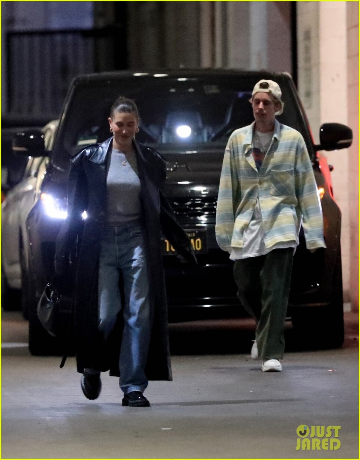 Justin Bieber mặc đồ luộm thuộm đi ăn tối cùng vợ - Ảnh 4.