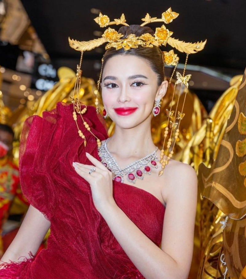 Bông hồng lai từng “cắm sừng” thiếu gia Tuổi Nổi Loạn diện trang sức 74 tỷ dự sự kiện, ai dè sến như phường chèo - Ảnh 3. Bông hồng lai từng “cắm sừng” thiếu gia Tuổi Nổi Loạn diện trang sức 74 tỷ dự sự kiện, ai dè sến như phường chèo - Ảnh 3.