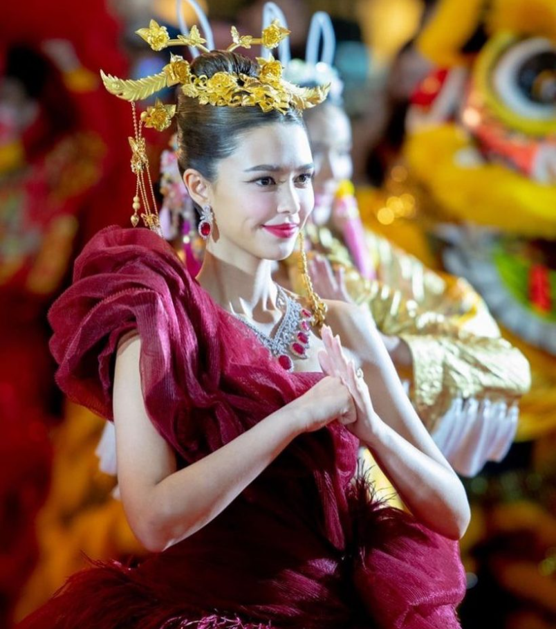 Bông hồng lai từng “cắm sừng” thiếu gia Tuổi Nổi Loạn diện trang sức 74 tỷ dự sự kiện, ai dè sến như phường chèo - Ảnh 7. Bông hồng lai từng “cắm sừng” thiếu gia Tuổi Nổi Loạn diện trang sức 74 tỷ dự sự kiện, ai dè sến như phường chèo - Ảnh 7.
