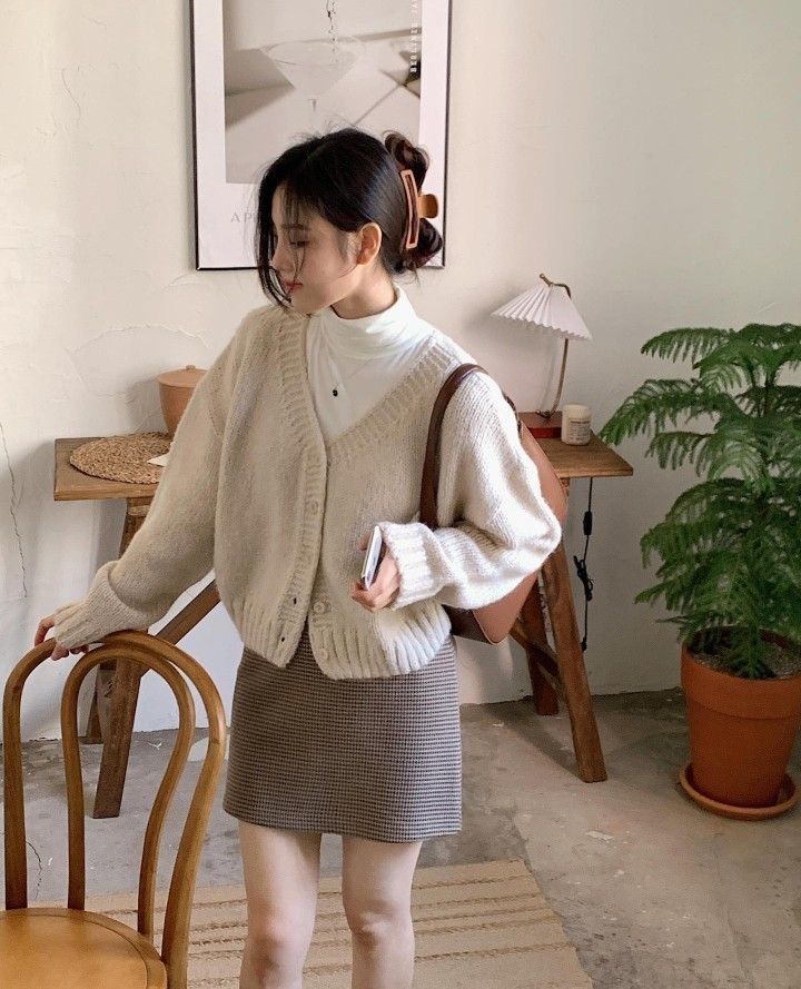 5 kiểu áo là cạ cứng của chân váy giúp chị em mặc đẹp suốt Tết này - Ảnh 4. 5 kiểu áo là cạ cứng của chân váy giúp chị em mặc đẹp suốt Tết này - Ảnh 4.